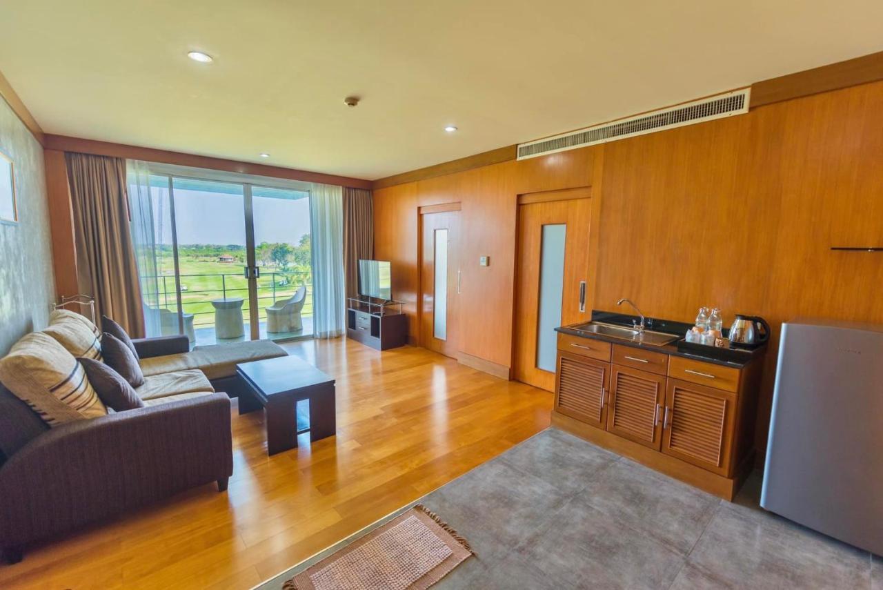 Uniland Golf & Resort Nakhonpathom Kültér fotó