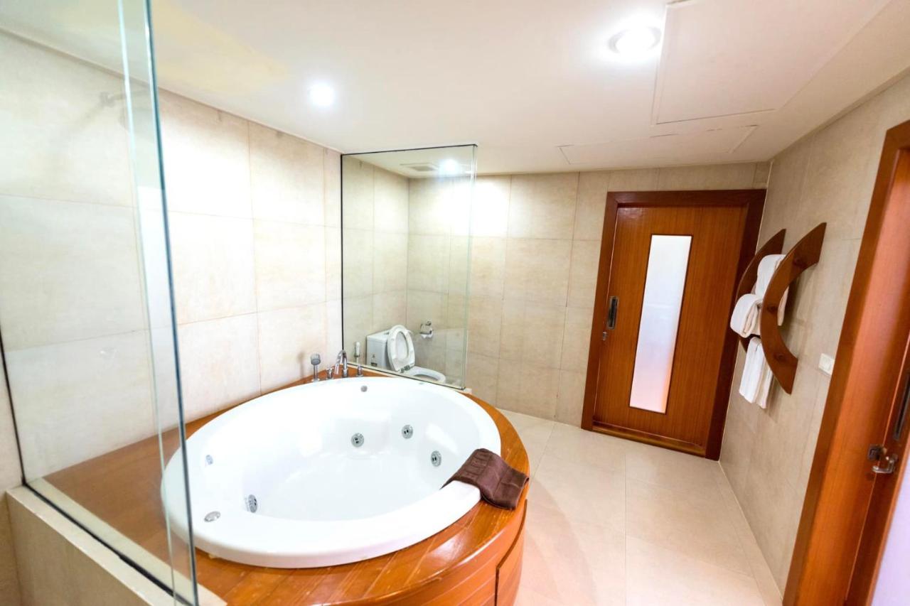 Uniland Golf & Resort Nakhonpathom Kültér fotó