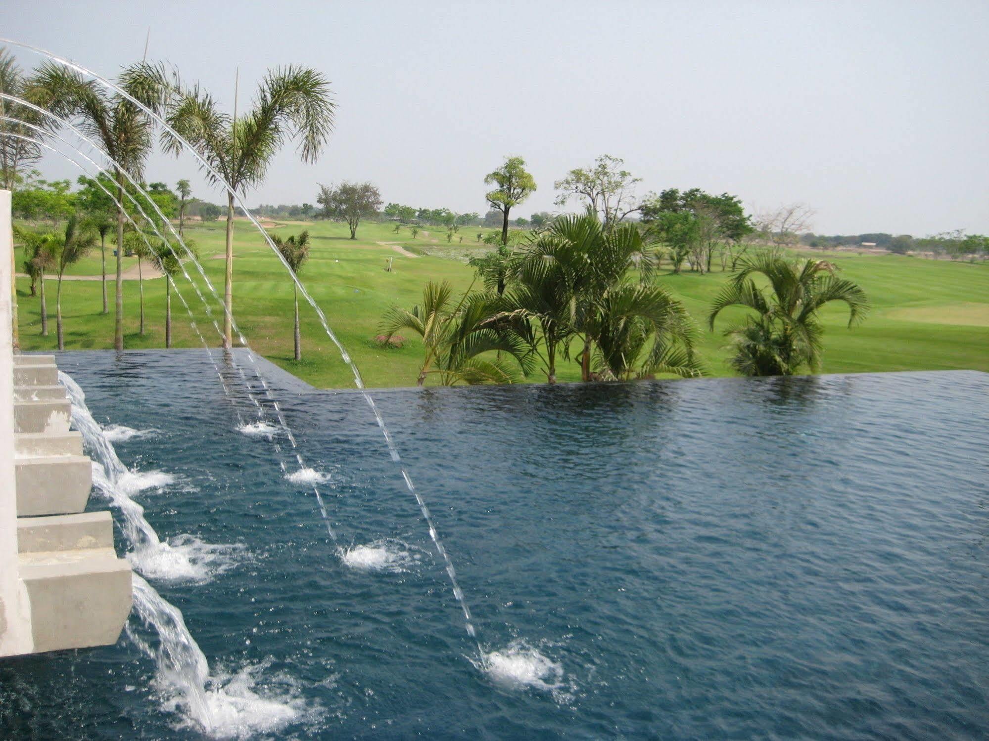 Uniland Golf & Resort Nakhonpathom Kültér fotó