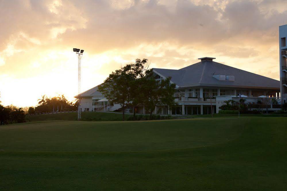 Uniland Golf & Resort Nakhonpathom Kültér fotó