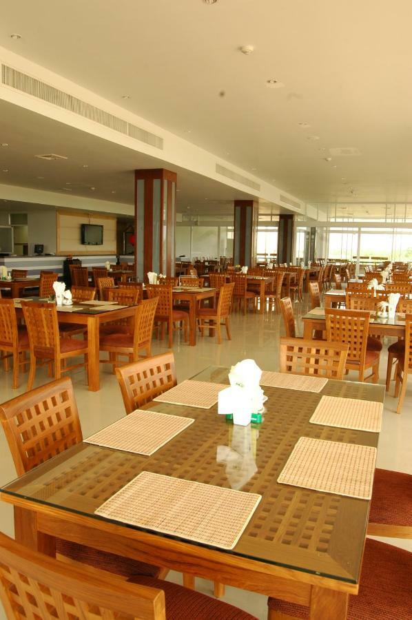 Uniland Golf & Resort Nakhonpathom Kültér fotó